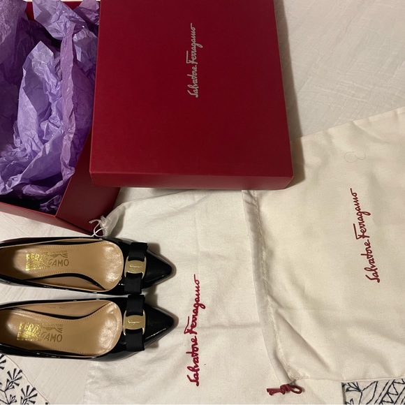 Pristine Salvatore Ferragamo Vera Bow heels - Picture 8 of 10